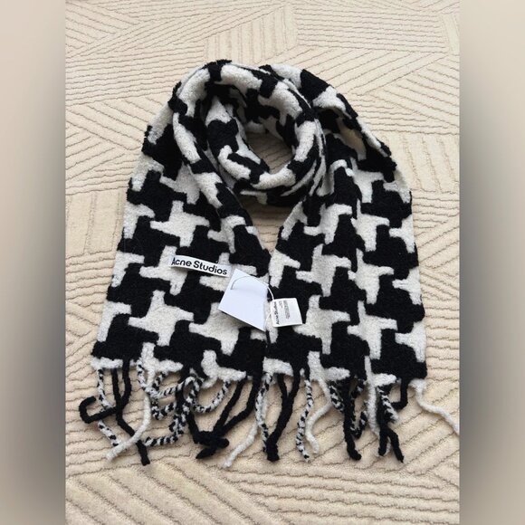 Acne Studios houndstooth-pattern knitted scarf - Picture 8 of 8